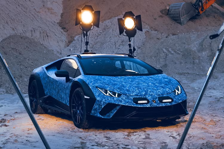 Mặc dù mẫu xe Huracan hiện đã được bán hết và quá trình sản xuất những chiếc cuối cùng đã được ấn định vào khoảng cuối năm 2023 này, điều đó vẫn không ngăn được Lamborghini tạo ra một sản phẩm đặc biệt khác dựa trên bản Sterrato. Đó là chiếc Lamborghini Huracan Sterrato Opera Unica độc bản với ngoại thất được sơn thủ công kết hợp 3 sắc thái xanh lam khác nhau, ra mắt trong bữa tiệc VIP kỷ niệm 60 năm thành lập Lamborghini.