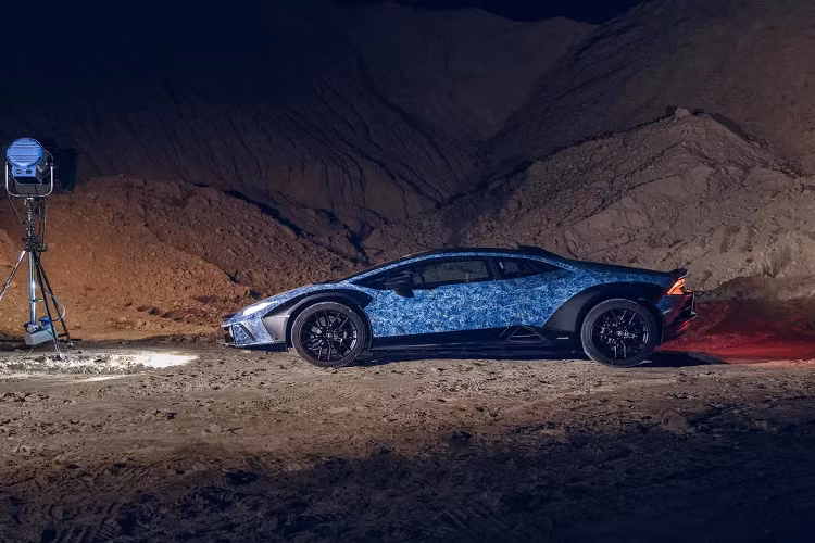 Bữa tiệc tối kỷ niệm 60 năm dành cho các khách hàng VIP của Lamborghini đã được tổ chức trong một không gian sang trọng và đẳng cấp tại khách sạn Cala di Volpe. 120 khách mời đã được chiêu đãi ẩm thực Matsuhisa Nobu và một buổi biểu diễn khiêu vũ trước khi xe Opera Unica ra mắt. Stephan Winkelmann, Chủ tịch kiêm Giám đốc điều hành của Lamborghini, cũng có mặt, mô tả chiếc xe độc nhất vô nhị này là một “tuyệt tác nghệ thuật”.
