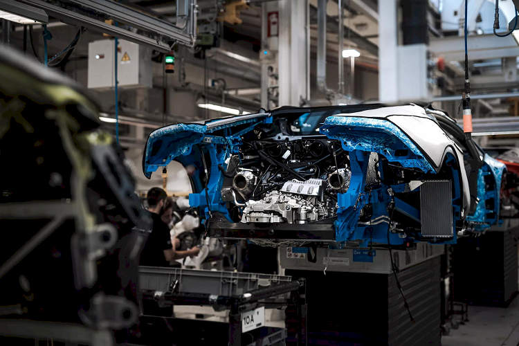 Bản thân Huracan Sterrato vốn đã là một mẫu xe đặc biệt trong danh mục sản phẩm Lamborghini với khả năng off-road và số lượng sản xuất chỉ 1.499 chiếc. Tuy nhiên bản Opera Unica còn đặc biệt hơn nữa vì chỉ có duy nhất 1 chiếc được ra đời.