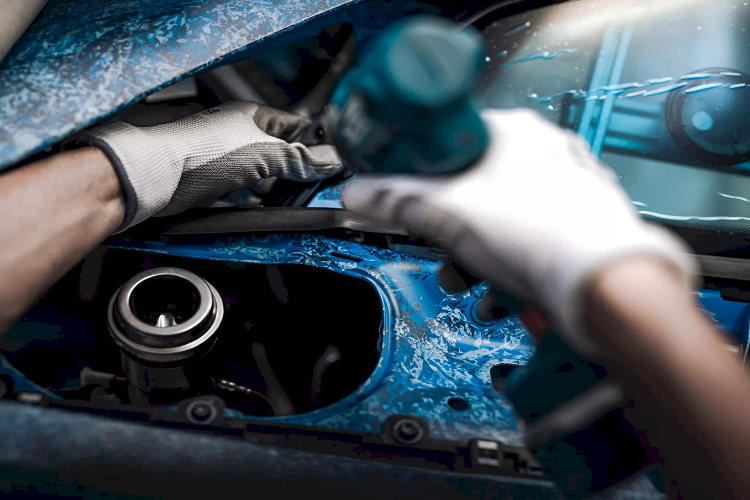 Bộ phận chuyên cá nhân hoá Ad Personam của Lamborghini đã phối cho chiếc xe màu sơn đặc biệt, lấy cảm hứng từ “màu xanh rực rỡ của biển và bầu trời Sardinia”, hòn đảo lớn thứ hai ở Địa Trung Hải. 3 lớp sơn được phối với nhau trong quá trình hoàn toàn thủ công kéo dài hơn 370 giờ đồng hồ nhằm mô phỏng chính xác nhất có thể “hiệu ứng pha lê của chất lỏng đông lạnh”.