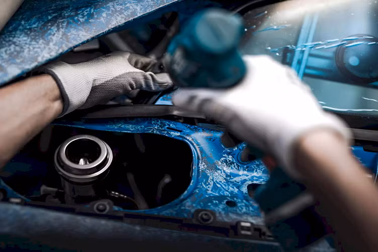 Bộ phận chuyên cá nhân hoá Ad Personam của Lamborghini đã phối cho chiếc xe màu sơn đặc biệt, lấy cảm hứng từ “màu xanh rực rỡ của biển và bầu trời Sardinia”, hòn đảo lớn thứ hai ở Địa Trung Hải. 3 lớp sơn được phối với nhau trong quá trình hoàn toàn thủ công kéo dài hơn 370 giờ đồng hồ nhằm mô phỏng chính xác nhất có thể “hiệu ứng pha lê của chất lỏng đông lạnh”.