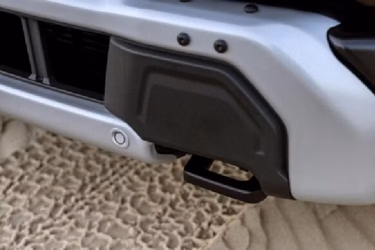 Phiên bản Raptor V6 sử dụng lốp có kích thước 35 inch, còn bản Raptor R có bộ lốp tiêu chuẩn kích thước 37 inch. Bộ lốp kích thước lớn cũng là tùy chọn đối với phiên bản Raptor V6 tiêu chuẩn.