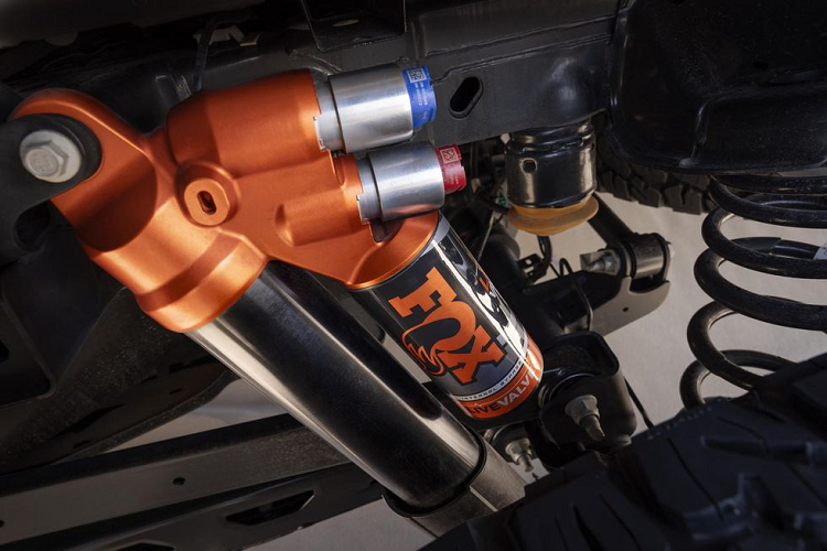 So với giảm xóc Fox van đơn trước đây, giảm xóc mới của Ford F-150 Raptor 2024 cải thiện khả năng kiểm soát phục hồi, giúp xe vận hành tốt trên địa hình sa mạc và tăng khả năng kiểm soát trên đường trường. Cấu trúc cản trước có thể tùy chỉnh các điểm kết nối gắn phụ kiện như đèn chiếu sáng và móc kéo mạnh hơn.