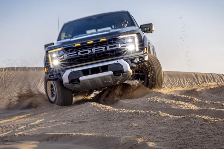 Hãng xe Mỹ chưa công bố giá xe Ford F-150 Raptor 2024, nhưng dự kiến sẽ tăng một chút so với giá khởi điểm của các phiên bản hiện tại là 78.720 USD tương đương 1,9 tỷ đồng cho Raptor tiêu chuẩn và 109.295 USD tương đương 2,6 tỷ đồng cho Raptor R hiệu suất cao.