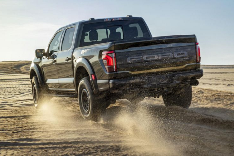 Phiên bản Ford F-150 Raptor 2024 R hiệu suất cao vẫn trang bị khối động cơ V8 siêu nạp dung tích 5.2L, công suất 700 mã lực được cải thiện hơn đời tiền nhiệm. Tuy nhiên Ford chưa công bố thông số chi tiết.