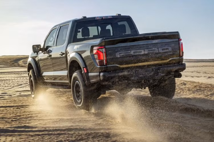 Phiên bản Ford F-150 Raptor 2024 R hiệu suất cao vẫn trang bị khối động cơ V8 siêu nạp dung tích 5.2L, công suất 700 mã lực được cải thiện hơn đời tiền nhiệm. Tuy nhiên Ford chưa công bố thông số chi tiết.