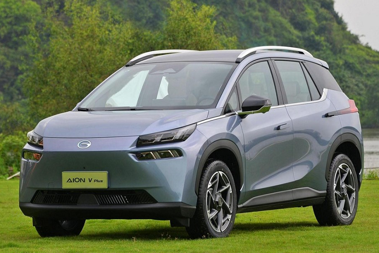 Để nhận định về crossover chạy điện Aion V Plus 2024 nhiều người sẽ ví von như "Apple" của ngành xe Trung Quốc, lý do là đã 2 năm sau khi ra mắt phiên bản nâng cấp giữa vòng đời, GAC lại tung ra Aion V Plus 2024 không có gì thay đổi ở ngoại hình ngoại trừ màu sơn, giống như những gì hãng công nghệ Apple đã làm với những chiếc smartphone.