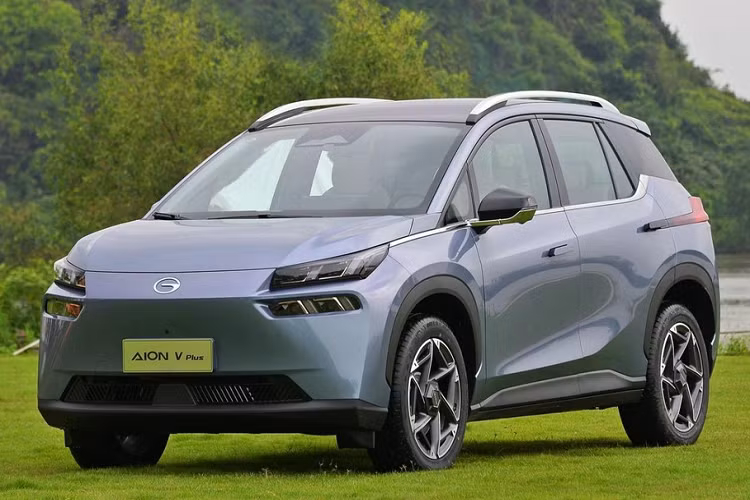 Để nhận định về crossover chạy điện Aion V Plus 2024 nhiều người sẽ ví von như "Apple" của ngành xe Trung Quốc, lý do là đã 2 năm sau khi ra mắt phiên bản nâng cấp giữa vòng đời, GAC lại tung ra Aion V Plus 2024 không có gì thay đổi ở ngoại hình ngoại trừ màu sơn, giống như những gì hãng công nghệ Apple đã làm với những chiếc smartphone.