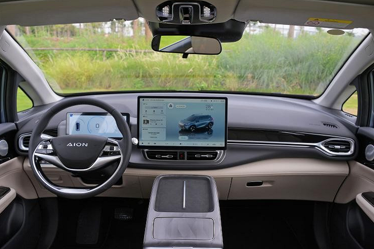 Ở bên thân xe, Aion V Plus 2024 có điểm nhấn với việc tay nắm cửa sau nối liền với đèn hậu, tạo ra sự nhận diện thương hiệu rất khác biệt. Thiết kế đuôi xe nhiều lớp nhưng vẫn giữ nguyên phong cách đơn giản. Về kích thước thân xe, chiều dài, chiều rộng và chiều cao của chiếc xe mới lần lượt là 4650/1920/1720mm và chiều dài cơ sở là 2830mm.