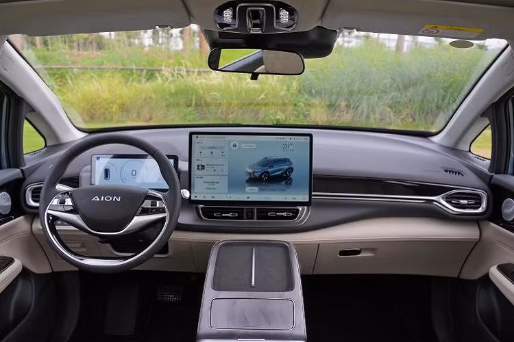 Ở bên thân xe, Aion V Plus 2024 có điểm nhấn với việc tay nắm cửa sau nối liền với đèn hậu, tạo ra sự nhận diện thương hiệu rất khác biệt. Thiết kế đuôi xe nhiều lớp nhưng vẫn giữ nguyên phong cách đơn giản. Về kích thước thân xe, chiều dài, chiều rộng và chiều cao của chiếc xe mới lần lượt là 4650/1920/1720mm và chiều dài cơ sở là 2830mm.