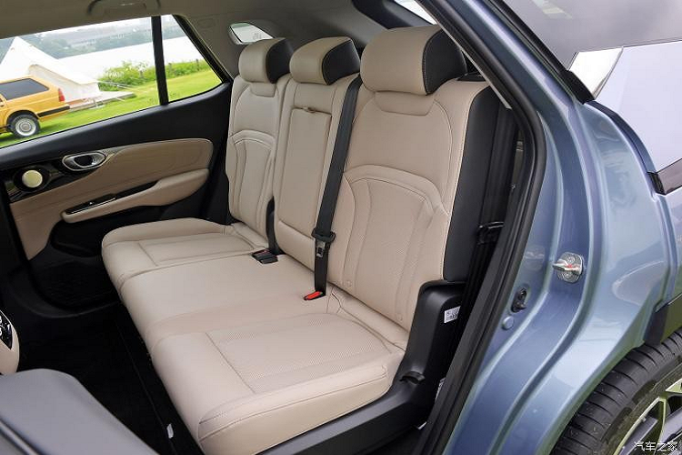 Điều đáng nói là nội thất màu be mới được bổ sung làm chủ đạo cho các mẫu xe thời đại ra mắt lần này.