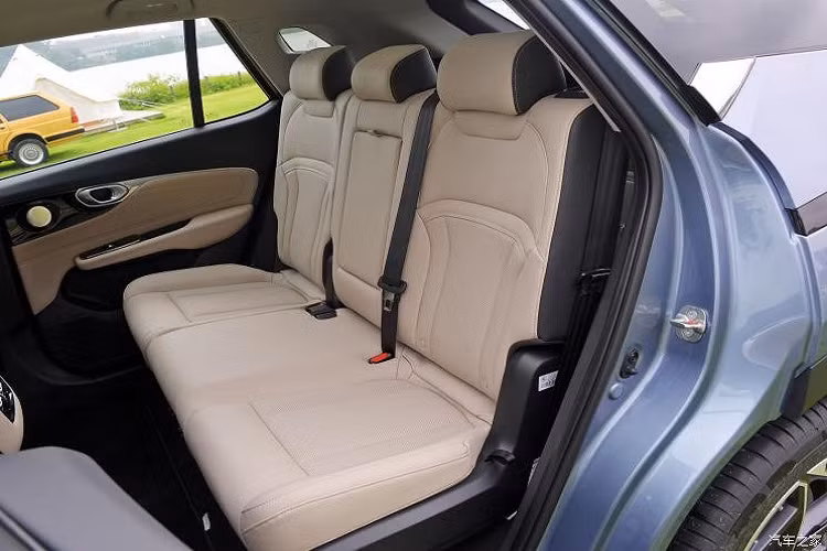 Điều đáng nói là nội thất màu be mới được bổ sung làm chủ đạo cho các mẫu xe thời đại ra mắt lần này.