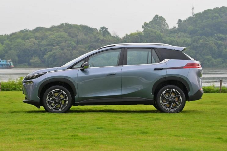 Cụ thể, xe điện Aion V Plus 2024 được bổ sung thêm màu xanh dương cùng nội thất màu be để người tiêu dùng lựa chọn bên cạnh những bộ áo cũ. Tiếp đến, thay đổi khác nằm ở trong nội thất với việc sửa đổi hình dạng của bảng điều khiển trung tâm giúp nó tối ưu hóa với điểm sáng là 2 chỗ sạc không dây dành cho điện thoại di động và hộc đựng đồ, loại bỏ hoàn toàn các nút bấm của bản cũ.