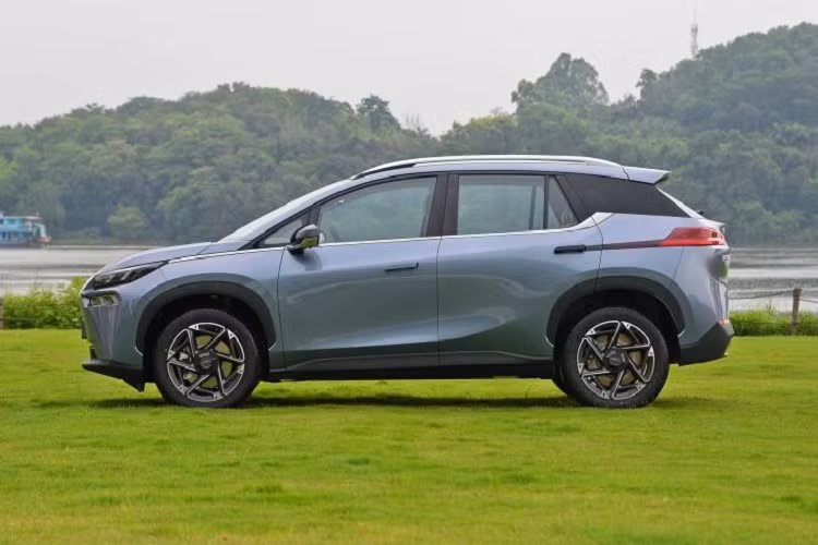 Cụ thể, xe điện Aion V Plus 2024 được bổ sung thêm màu xanh dương cùng nội thất màu be để người tiêu dùng lựa chọn bên cạnh những bộ áo cũ. Tiếp đến, thay đổi khác nằm ở trong nội thất với việc sửa đổi hình dạng của bảng điều khiển trung tâm giúp nó tối ưu hóa với điểm sáng là 2 chỗ sạc không dây dành cho điện thoại di động và hộc đựng đồ, loại bỏ hoàn toàn các nút bấm của bản cũ.