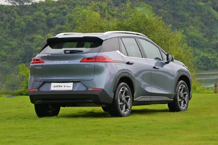 Aion V Plus 2024 có mặt trước mang phong cách thiết kế quen thuộc với cụm đèn pha chia đôi, đèn chiếu xa và chiếu gần đều sử dụng nguồn sáng LED. Vỏ trước một mảnh đã loại bỏ hoàn toàn ranh giới giữa lưới tản nhiệt và cản trước, khiến nó trở nên năng động hơn.