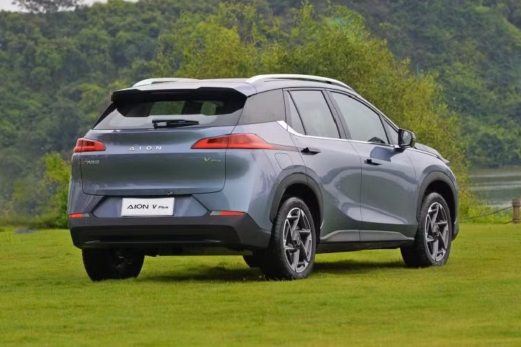 Aion V Plus 2024 có mặt trước mang phong cách thiết kế quen thuộc với cụm đèn pha chia đôi, đèn chiếu xa và chiếu gần đều sử dụng nguồn sáng LED. Vỏ trước một mảnh đã loại bỏ hoàn toàn ranh giới giữa lưới tản nhiệt và cản trước, khiến nó trở nên năng động hơn.