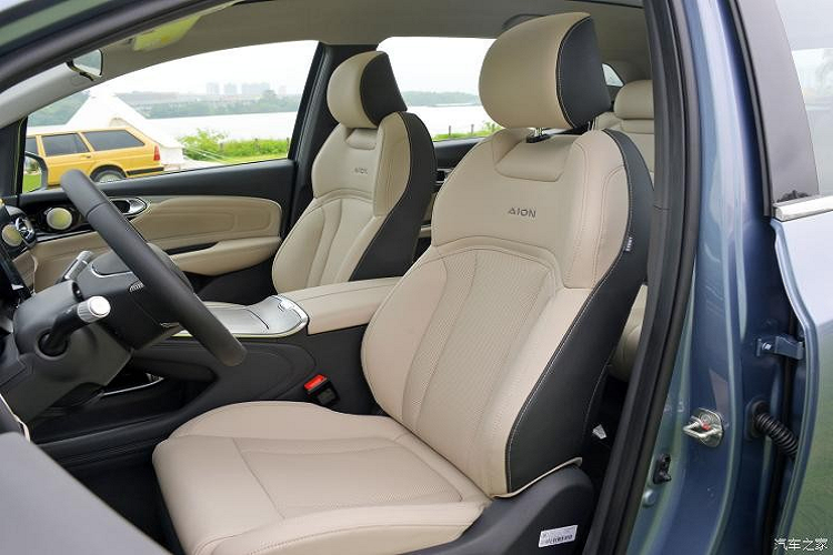 Aion V Plus 2024 sử dụng bảng điều khiển LCD hoàn toàn với vô lăng đa chức năng 5 chấu kép, màn hình giải trí kích thước 15,6 inch. Cách bố trí của chiếc xe mới làm cho nội thất của chiếc xe mới đầy cảm giác công nghệ, các nút bấm đa chức năng có thể điều khiển hệ thống hỗ trợ lái và được trang bị hệ thống hỗ trợ phi công thông minh NDA.