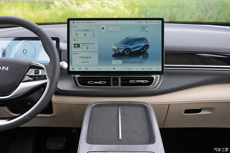 Về sức mạnh, chiếc xe mới cung cấp 2 mô tơ điện cho ra công suất tối đa 221 mã lực đối với bản tiêu chuẩn hoặc 271 mã lực đối với bản cao cấp, đồng thời được trang bị 5 dung lượng pin khác nhau là 54,37 kWh, 67,97 kWh, 69,9 kWh, 72,1 kWh và 80 kWh, phạm vi hành trình lần lượt là 400 km, 500 km và 600 km.