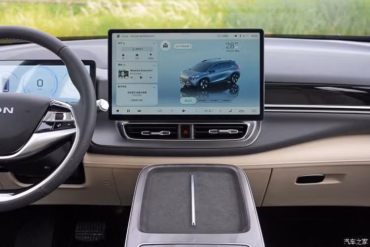 Về sức mạnh, chiếc xe mới cung cấp 2 mô tơ điện cho ra công suất tối đa 221 mã lực đối với bản tiêu chuẩn hoặc 271 mã lực đối với bản cao cấp, đồng thời được trang bị 5 dung lượng pin khác nhau là 54,37 kWh, 67,97 kWh, 69,9 kWh, 72,1 kWh và 80 kWh, phạm vi hành trình lần lượt là 400 km, 500 km và 600 km.