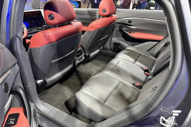 Xe được trang bị cần số và phanh tay dạng điện tử, màn hình HUD, vô-lăng tích hợp ga tự động và sạc không dây. Ở phiên bản tiêu chuẩn, VF7 có ghế ngồi bọc nỉ, còn trên phiên bản cao cấp, xe được trang bị ghế da và cửa sổ trời.