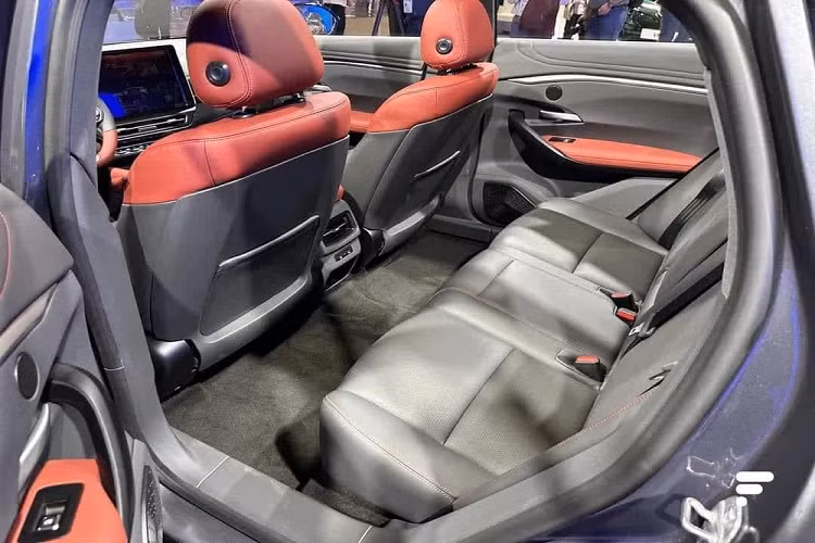 Xe được trang bị cần số và phanh tay dạng điện tử, màn hình HUD, vô-lăng tích hợp ga tự động và sạc không dây. Ở phiên bản tiêu chuẩn, VF7 có ghế ngồi bọc nỉ, còn trên phiên bản cao cấp, xe được trang bị ghế da và cửa sổ trời.