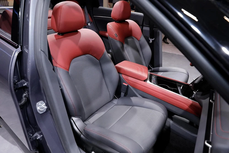 Tương tự 2 mẫu xe "đàn anh" là VF8 và VF9, không gian nội thất của VF7 cũng mang phong cách tối giản, với hướng thiết kế tập trung tối đa vào sự thoải mái dành cho người lái. Trung tâm bảng táp-lô là màn hình giải trí cảm ứng 12,9inch đối với bản Eco và 15 inch đối với bản Plus.