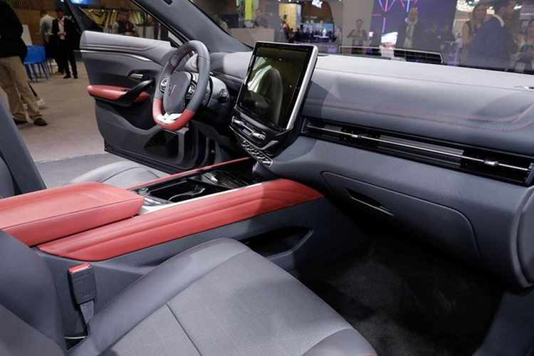 Đằng sau, VinFast VF7 được trang bị dải đèn LED hình chữ "V" giống phía trước. Bên cạnh đó, xe còn có cụm đèn nằm dọc cỡ lớn ở hai góc đuôi xe, cánh gió mui tích hợp đèn phanh trên cao và 2 nẹp màu bạc trên cản sau giống cản trước.