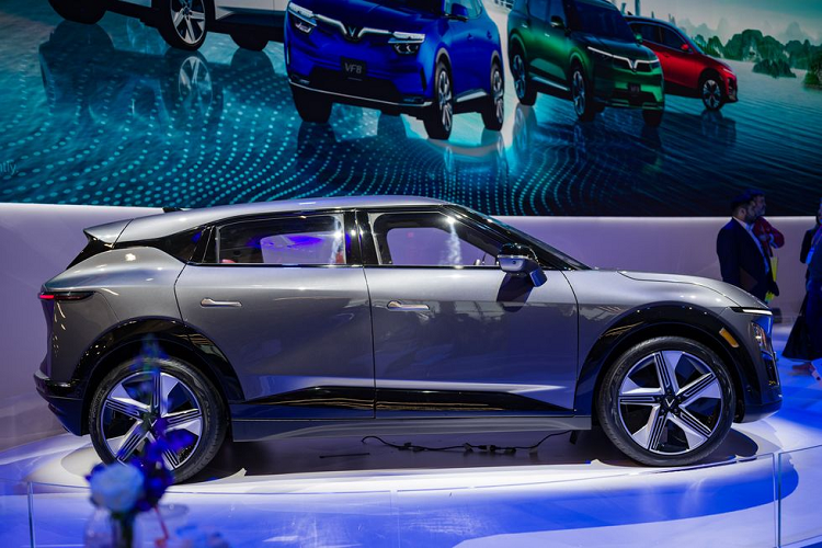 Theo công bố, VinFast VF7 chạy điện thuộc phân khúc SUV cỡ C, với các số đo chiều dài x rộng x cao lần lượt là 4.545 x 1.890 x 1.635 mm, chiều dài cơ sở 2.840 mm.