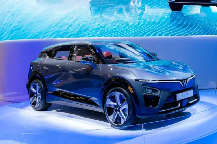 VinFast VF7 Eco chạy điện trang bị động cơ có công suất 201 mã lực và mô-men xoắn 310 Nm cùng hệ dẫn động cầu trước FWD. Trong khi đó, VF 7 bản Plus có công suất 349 mã lực và mô-men xoắn 500 Nm kết hợp hệ dẫn động 4 bánh AWD. Xe được trang bị cụm pin dung lượng 75,3 kWh, cho quãng đường di chuyển tối đa là 450 km đối với bản Eco, trong khi con số trên phiên bản Plus là 431 km.