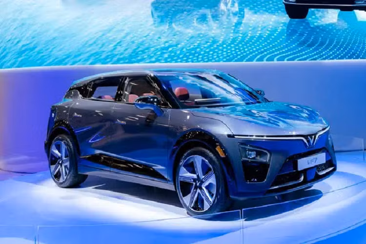 VinFast VF7 Eco chạy điện trang bị động cơ có công suất 201 mã lực và mô-men xoắn 310 Nm cùng hệ dẫn động cầu trước FWD. Trong khi đó, VF 7 bản Plus có công suất 349 mã lực và mô-men xoắn 500 Nm kết hợp hệ dẫn động 4 bánh AWD. Xe được trang bị cụm pin dung lượng 75,3 kWh, cho quãng đường di chuyển tối đa là 450 km đối với bản Eco, trong khi con số trên phiên bản Plus là 431 km.