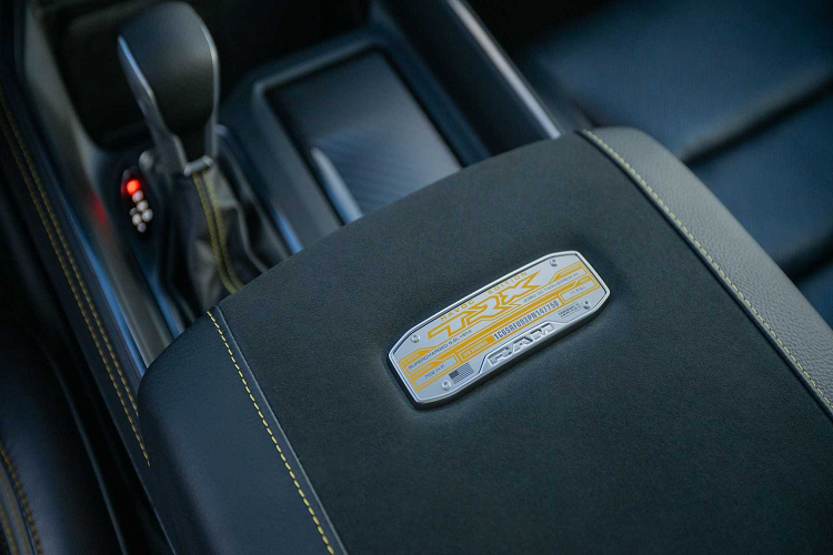 Các tính năng trong gói nâng cấp trên bao gồm hệ thống âm thanh cao cấp Harman Kardon 19 loa, chức năng hiển thị thông tin trên kính lái HUD, ghế thể thao điều chỉnh điện với chức năng sưởi và thông gió, sạc không dây, camera 360...