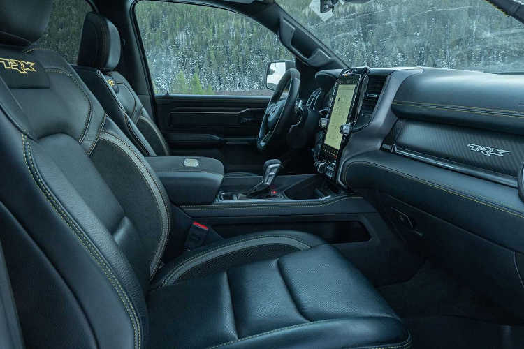 Nội thất của RAM 1500 TRX đặc biệt tạo sức hút bởi nhiều trang bị ấn tượng như cửa sổ trời toàn cảnh panorama, vô lăng thể thao, các đường chỉ may tương phản màu vàng Prowler Yellow, ốp nội thất sợi carbon... Giao diện màn hình giải trí trung tâm cũng sử dụng họa tiết màu vàng Baja Yellow tương đồng với ngoại thất.