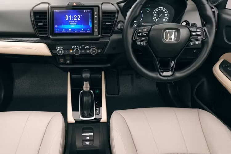 Ngoài ra, mẫu sedan hạng B này còn có màn hình cảm ứng trung tâm 8 inch, hỗ trợ kết nối Apple CarPlay/Android Auto không dây, điều hòa tự động, cửa gió điều hòa dành cho hàng ghế sau, hệ thống âm thanh 8 loa, lọc bụi mịn PM2.5, sạc điện thoại không dây,...