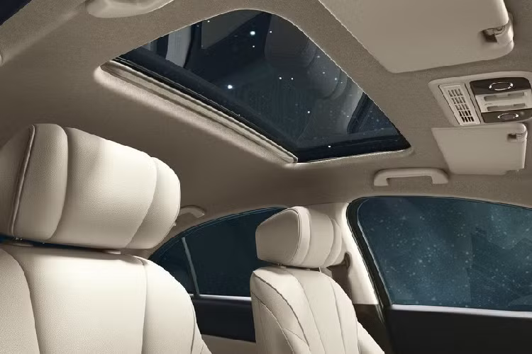 Các trang bị khác gồm; khởi động nút bấm, chìa khóa thông minh, rèm che nắng chỉnh tay ở kính chắn gió sau, phanh tay điện tử và tính năng tự động giữ phanh tạm thời. Trong khi đó, trang bị an toàn của Honda City 2023 không thua kém những đối thủ cùng phân khúc như Toyota Vios và Hyundai Accent thế hệ mới. 