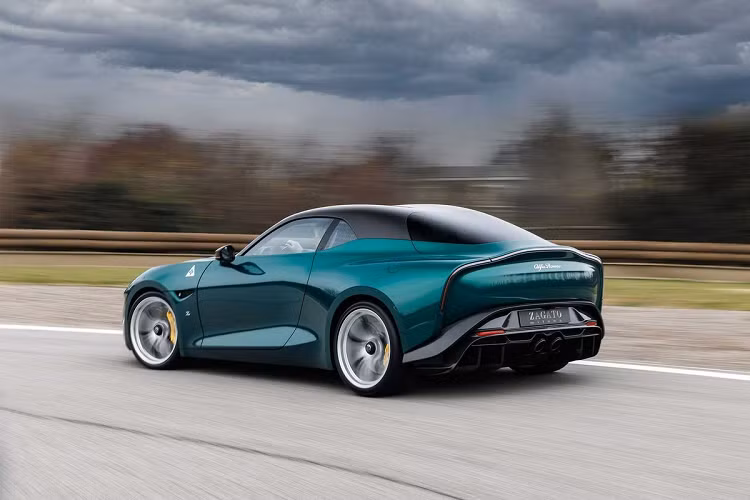 Dựa trên nền tảng mẫu sedan Giulia Quadrifoglio, chiếc xe được thu ngắn trục cơ sở, đồng thời thay đổi từ phong cách sedan 4 cửa bằng thiết kế coupe 2 cửa độc đáo.