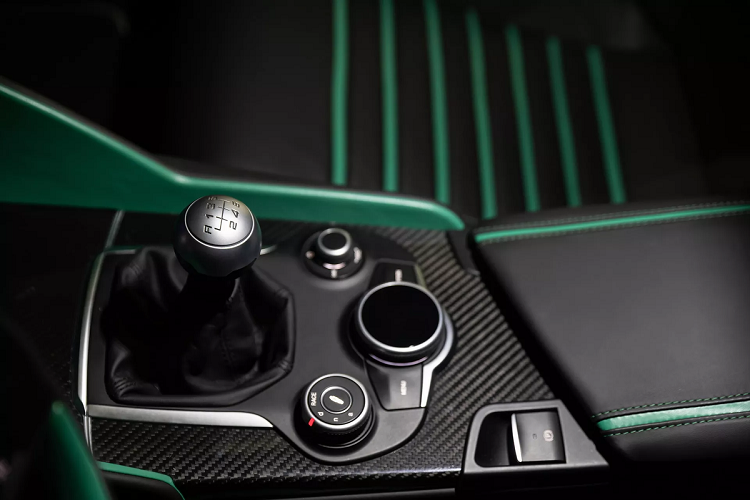 Xe được trang bị hệ thống động cơ V6 biturbo dung tích 2.9L, công suất 540 mã lực. Đặc biệt, đi kèm động cơ này là hộp số sàn 6 cấp cùng hệ dẫn động cầu sau.