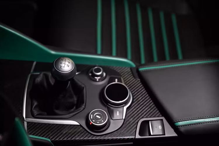 Xe được trang bị hệ thống động cơ V6 biturbo dung tích 2.9L, công suất 540 mã lực. Đặc biệt, đi kèm động cơ này là hộp số sàn 6 cấp cùng hệ dẫn động cầu sau.