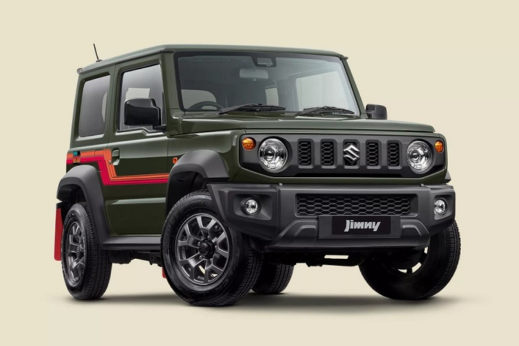 Theo hãng xe Nhật Bản, phiên bản Suzuki Jimny 2023 đặc biệt này kỷ niệm lịch sử thú vị của dòng xe Jimny trong thập niên '70, '80 và '90. Đó là lý do vì sao phiên bản đặc biệt của Suzuki Jimny được đặt tên Heritage, có nghĩa là "di sản" trong tiếng Anh.