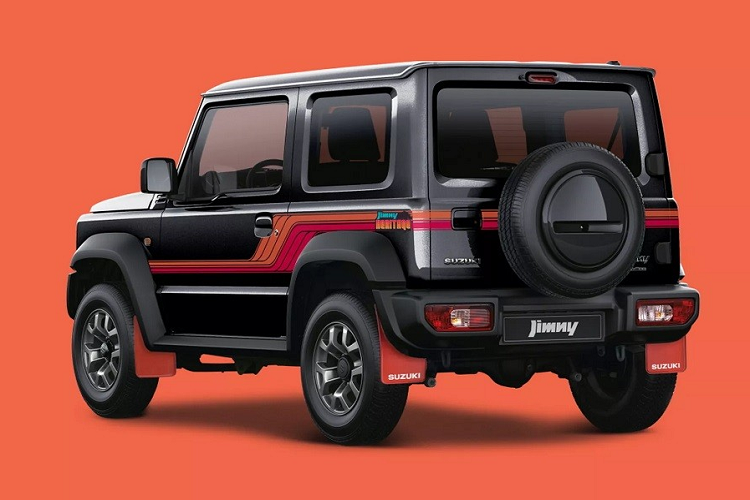 Ngoài ra, mẫu xe SUV cỡ nhỏ Suzuki Jimny 2023 cũng sở hữu hệ thống định vị, camera lùi, 2 loa, hệ thống điều hòa, hệ thống kiểm soát hành trình, phanh khẩn cấp tự động và cảnh báo lệch làn đường.