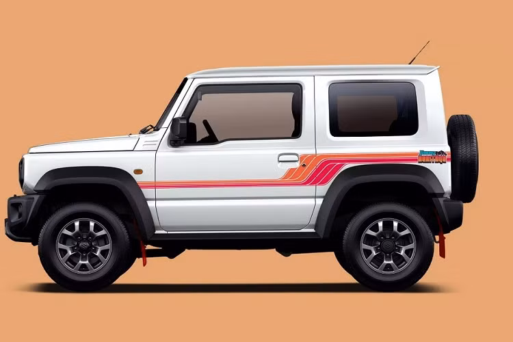 So với phiên bản tiêu chuẩn, Suzuki Jimny Heritage Limited Edition chỉ thay đổi nhẹ ở thiết kế bên ngoài. Cụ thể, mẫu SUV việt dã này được bổ sung đề-can mới màu cam và hồng/đỏ trên sườn xe cũng như khu vực phía sau.