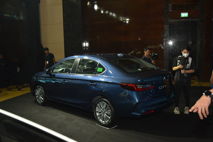 Động cơ của Honda City 2023 không có gì thay đổi, vẫn là máy xăng i-VTEC 4 xi-lanh, DOHC, dung tích 1.5L, sản sinh công suất tối đa 119 mã lực tại tua máy 6.600 vòng/phút và mô-men xoắn cực đại 145 Nm tại tua máy 4.300 vòng/phút.