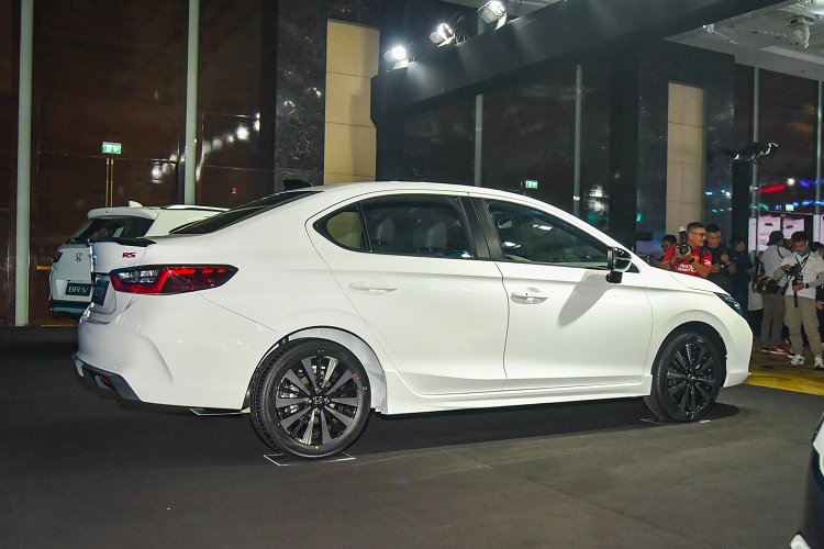 Động cơ đi kèm hộp số biến thiên vô cấp CVT. Trong 6 tháng đầu năm nay, hãng Honda đã bán được tổng cộng 5.194 chiếc City cho khách hàng Việt Nam, đứng sau Hyundai Accent (7.452 xe) và Toyota Vios (5.425 xe) trong phân khúc sedan hạng B.