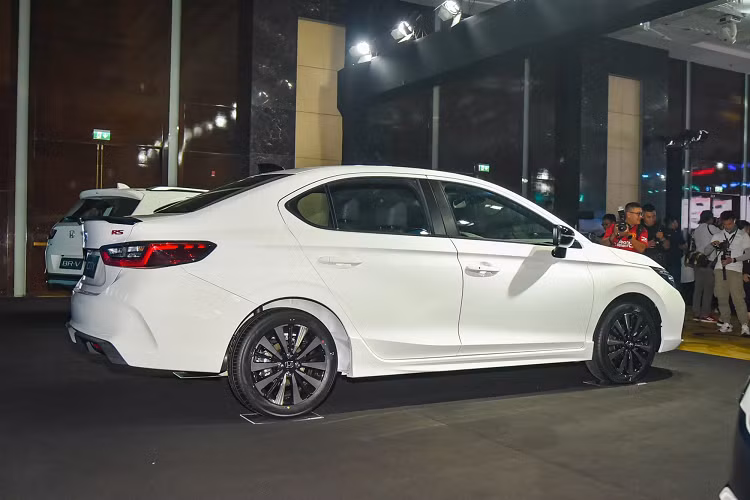 Động cơ đi kèm hộp số biến thiên vô cấp CVT. Trong 6 tháng đầu năm nay, hãng Honda đã bán được tổng cộng 5.194 chiếc City cho khách hàng Việt Nam, đứng sau Hyundai Accent (7.452 xe) và Toyota Vios (5.425 xe) trong phân khúc sedan hạng B.