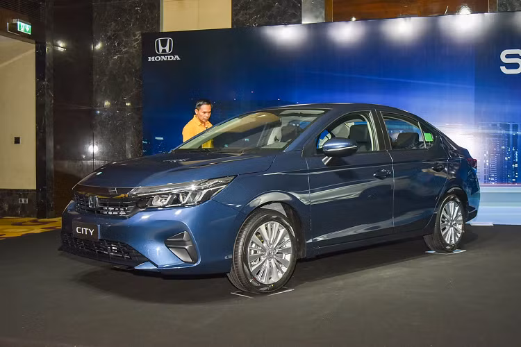 Cụ thể, Honda City 2023 được bổ sung phanh đĩa trên bánh sau ở 2 bản L và RS. Bên cạnh đó là gói công nghệ an toàn chủ động Honda Sensing tiêu chuẩn trên cả 3 phiên bản, bao gồm 6 tính năng: hệ thống phanh giảm thiểu va chạm (CMBS), đèn pha thích ứng tự động (AHB)