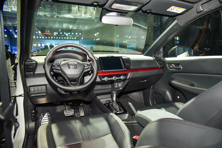 Là xe lắp ráp trong nước nên Honda City 2023 hiện cũng đang được hưởng chính sách giảm 50% lệ phí trước bạ của Chính phủ. Nhờ đó, giá lăn bánh Honda City 2023 hiện chỉ dao động trong khoảng từ 580 - 640 triệu đồng. Trước đây, những mẫu xe mới ra mắt như Honda City 2023 thường sẽ không có chương trình khuyến mại.