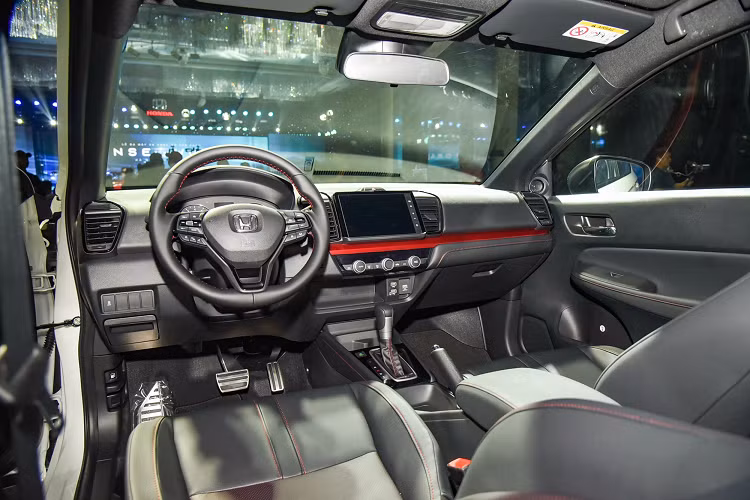 Là xe lắp ráp trong nước nên Honda City 2023 hiện cũng đang được hưởng chính sách giảm 50% lệ phí trước bạ của Chính phủ. Nhờ đó, giá lăn bánh Honda City 2023 hiện chỉ dao động trong khoảng từ 580 - 640 triệu đồng. Trước đây, những mẫu xe mới ra mắt như Honda City 2023 thường sẽ không có chương trình khuyến mại.