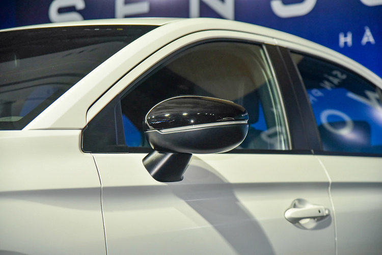 Ví dụ như Mitsubishi Attrage với chương trình hỗ trợ 100% lệ phí trước bạ, cộng quà tặng là anten vây cá trị giá 1,5 triệu đồng, phiếu nhiên liệu 10 triệu đồng và 1 năm bảo hiểm vật chất. Trong khi đó, Nissan Almera được ưu đãi tiền mặt 70 triệu đồng cho cả hai bản CVT và CVT cao cấp.