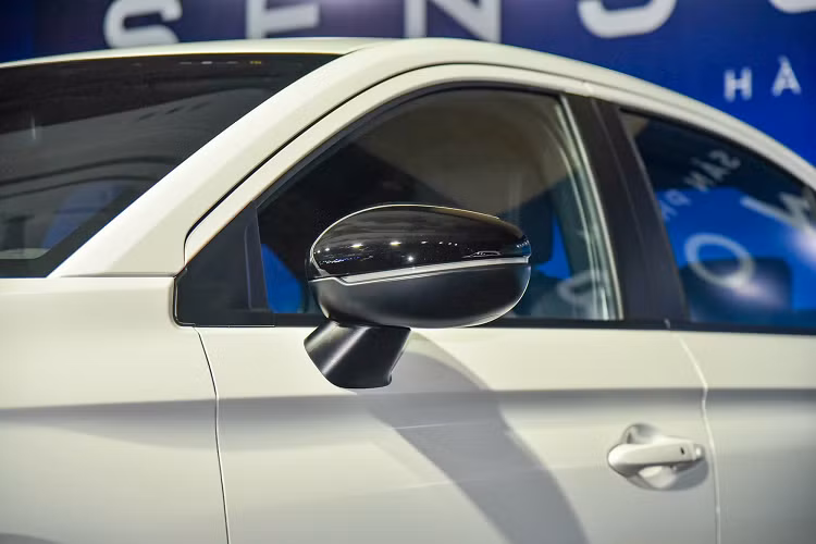 Ví dụ như Mitsubishi Attrage với chương trình hỗ trợ 100% lệ phí trước bạ, cộng quà tặng là anten vây cá trị giá 1,5 triệu đồng, phiếu nhiên liệu 10 triệu đồng và 1 năm bảo hiểm vật chất. Trong khi đó, Nissan Almera được ưu đãi tiền mặt 70 triệu đồng cho cả hai bản CVT và CVT cao cấp.