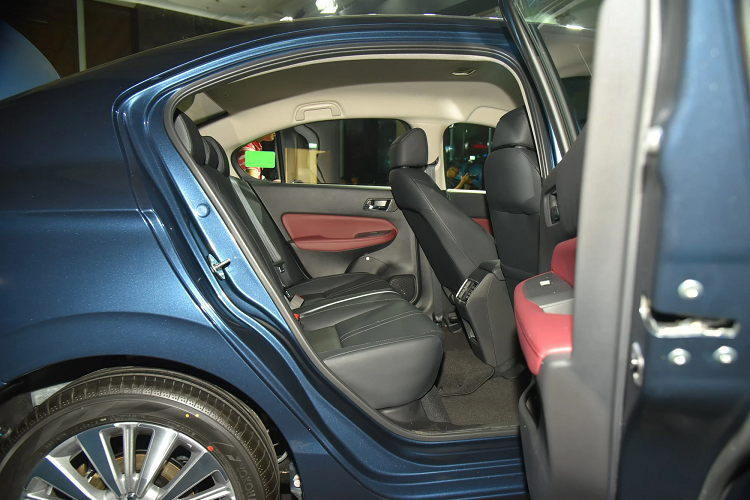 Giá bán sau ưu đãi của mẫu sedan hạng B này chỉ còn 469 triệu đồng ở bản CVT và 525 triệu đồng ở bản CVT cao cấp. Ra mắt thị trường Việt Nam vào hồi đầu tháng 7/2023, Honda City mới có 3 phiên bản là G, L và RS với giá dao động từ 559 - 609 triệu đồng, tăng từ 10 - 30 triệu đồng. Bù lại, xe được thay đổi nhẹ ở kích thước, thiết kế ngoại thất và có những nâng cấp quan trọng về trang bị an toàn.