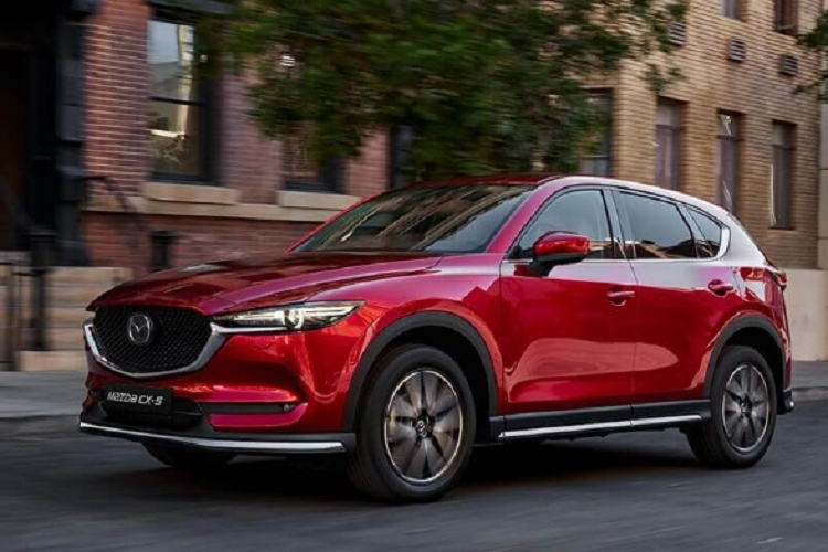 Tại Việt Nam, đây cũng là mẫu xe bán chạy nhất phân khúc SUV cỡ C khi liên tục vượt mặt những cái tên đình đám như Honda CR-V, Hyundai Tucson hay Kia Sportage. Trình làng thế hệ thứ 2 từ năm 2017, sau 5 năm, đã đến lúc Mazda CX-5 được lột xác, cho ra mắt thế hệ mới.